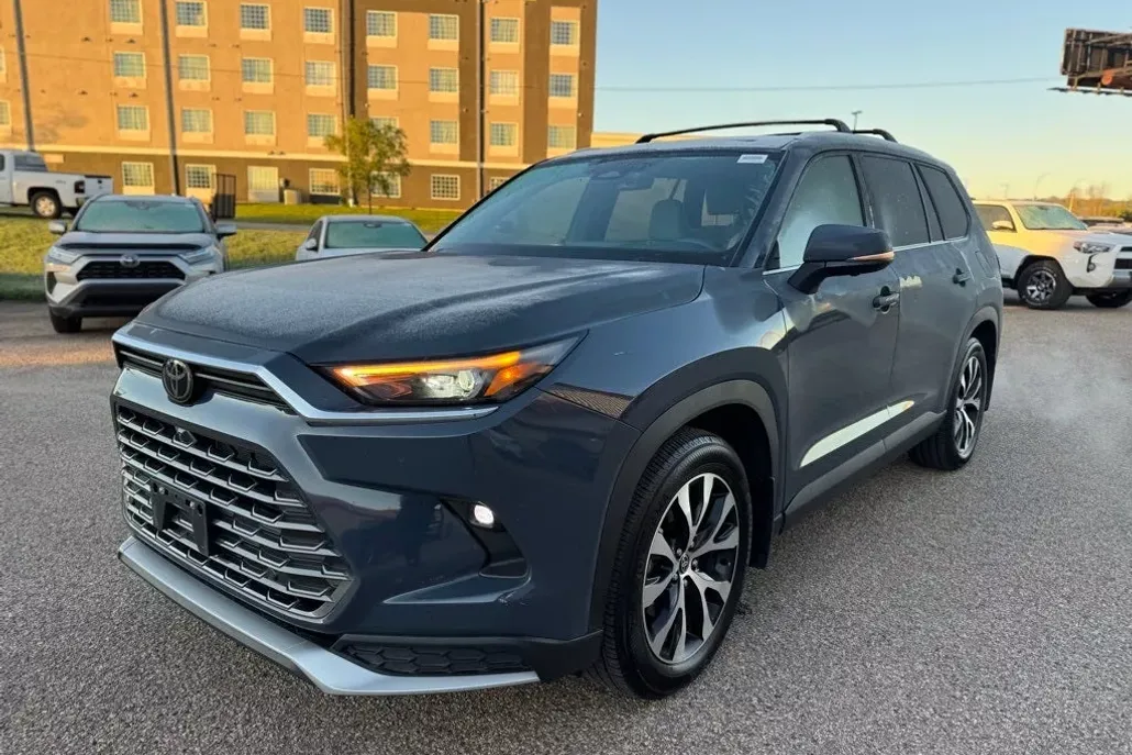 2024 Toyota Highlander Hybrid Limited photo 1