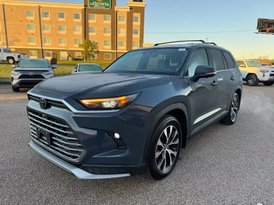 2024 Toyota Highlander Hybrid Limited photo 1