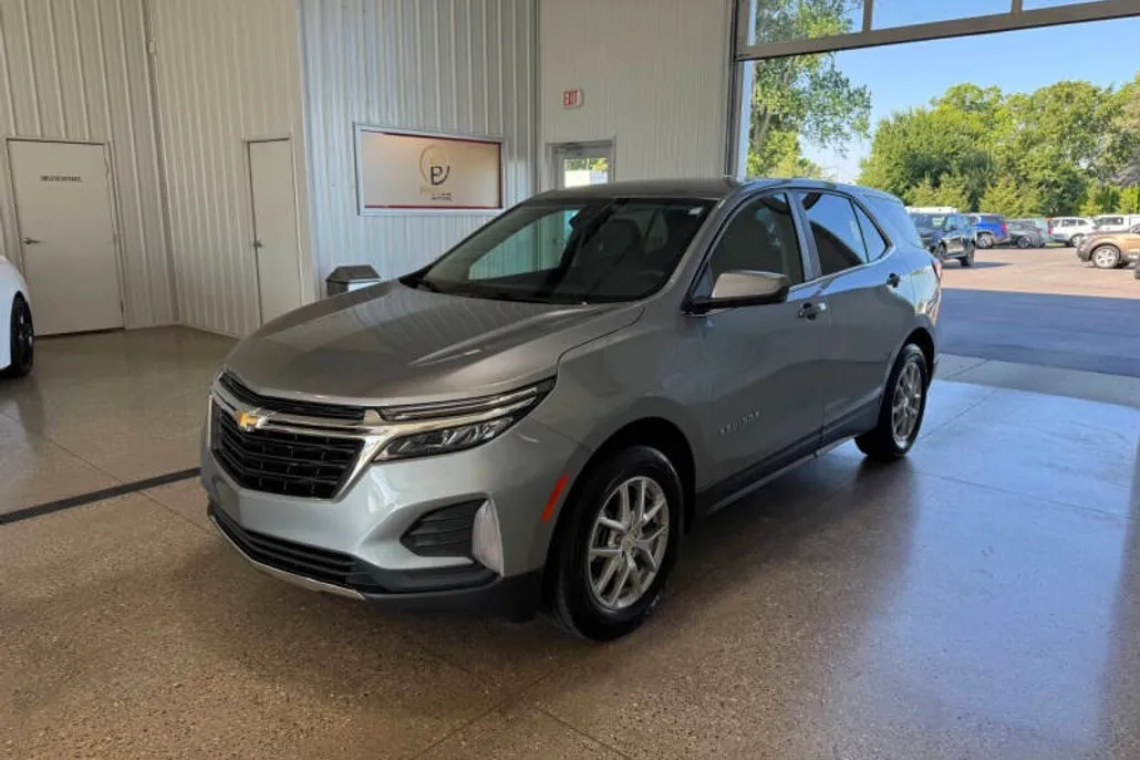 2023 Chevrolet Equinox LT photo 1