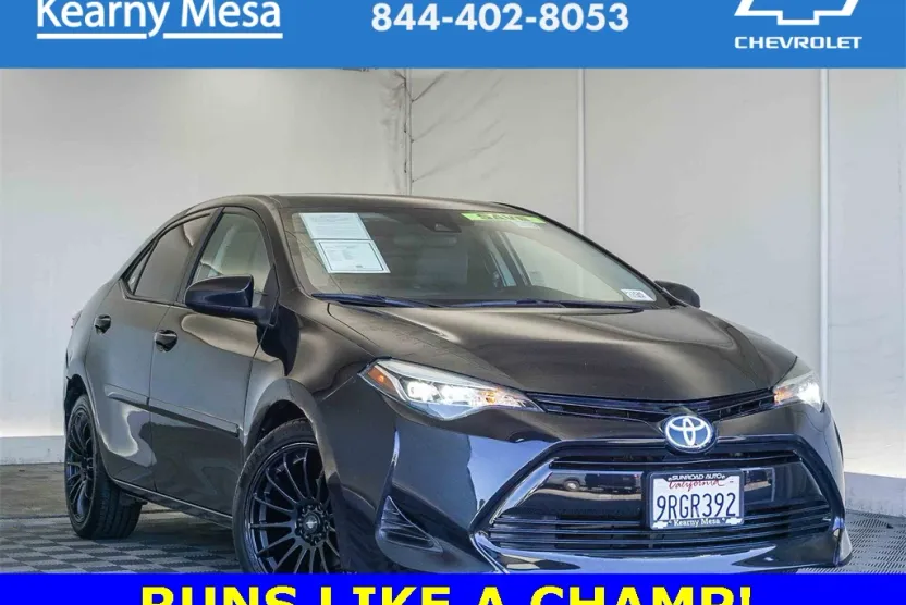 2019 Toyota Corolla LE photo 1
