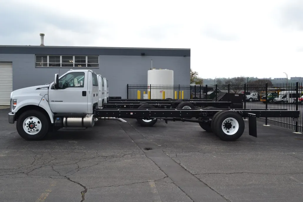 2025 Ford F-750 SuperCab photo 1