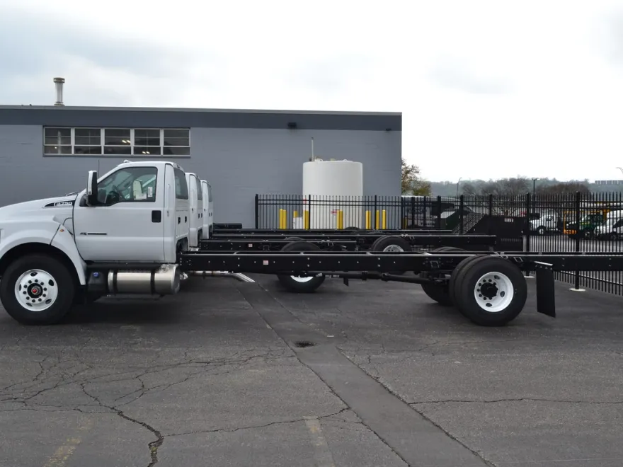 2025 Ford F-750 SuperCab photo 1