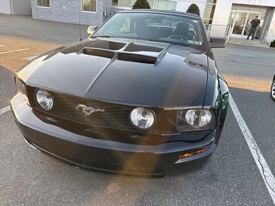 2005 Ford Mustang Convertible photo 1