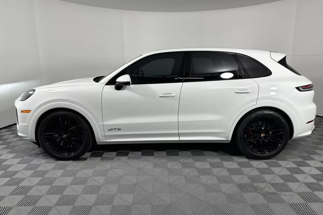 2025 Porsche Cayenne GTS photo 1