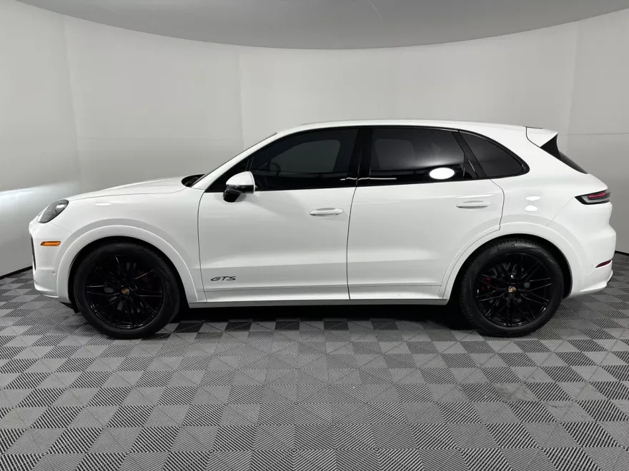 2025 Porsche Cayenne GTS photo 1