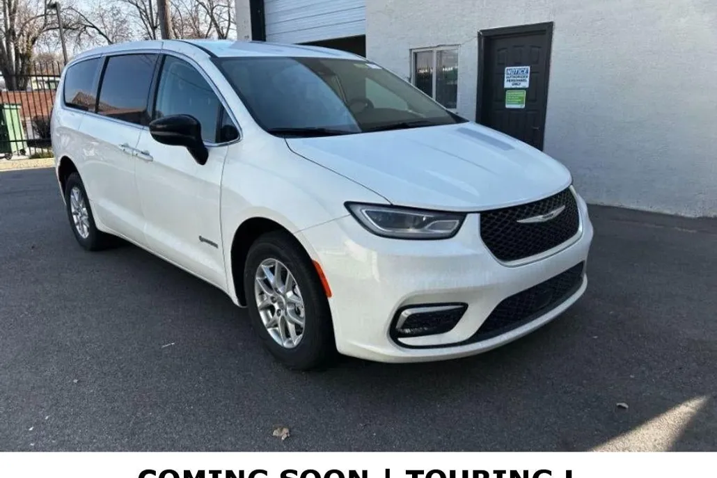 2024 Chrysler Pacifica Touring L photo 1