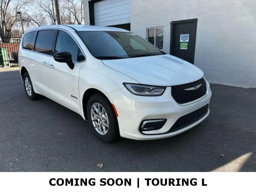 2024 Chrysler Pacifica Touring L photo 1