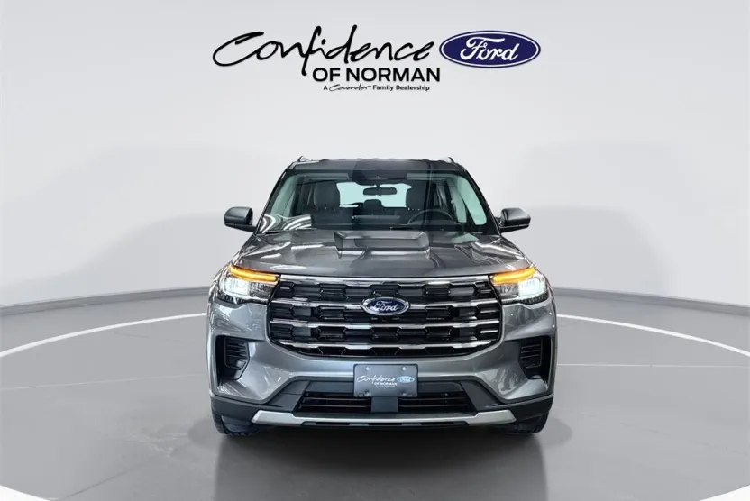 2025 Ford Explorer photo 1