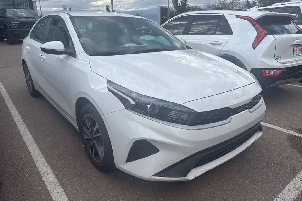 2024 Kia Forte LXS photo 1