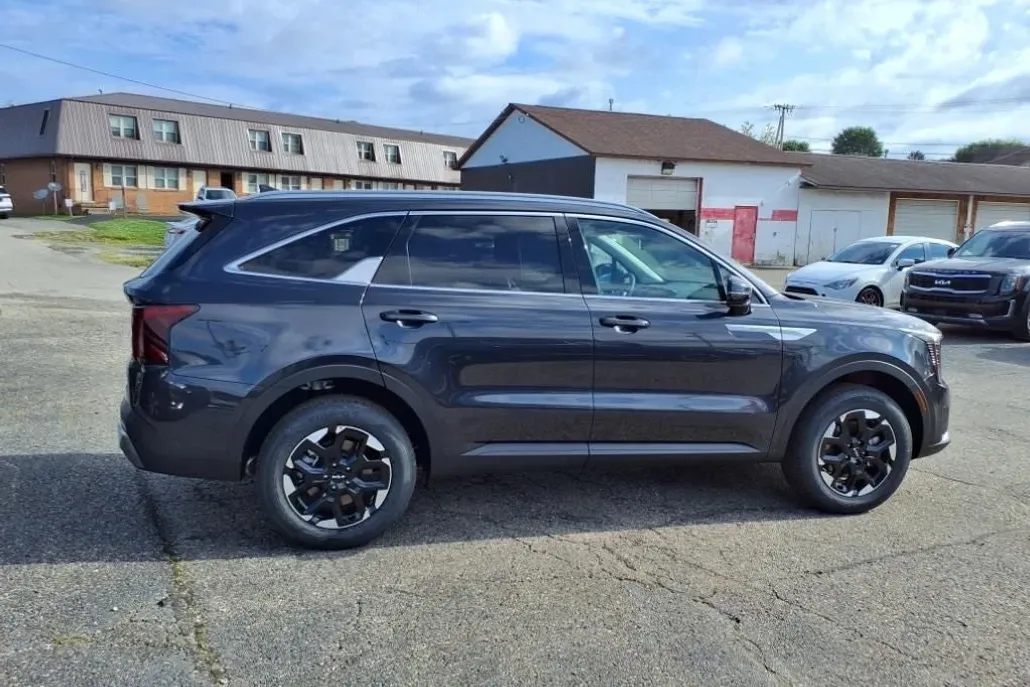 2025 Kia Sorento S photo 1