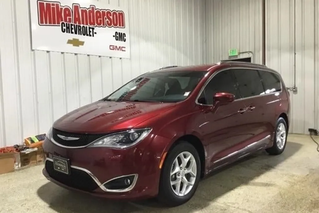 2017 Chrysler Pacifica Touring Plus photo 1