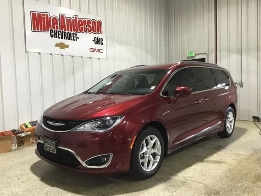 2017 Chrysler Pacifica Touring Plus photo 1