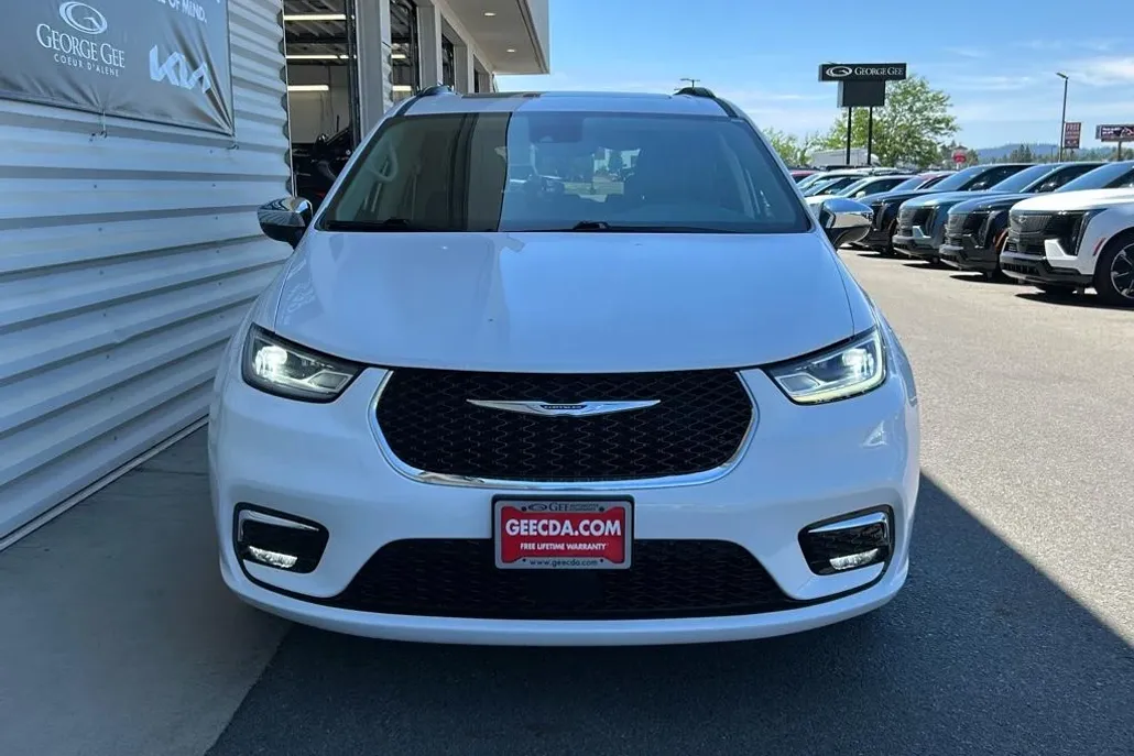 2023 Chrysler Pacifica Limited photo 1