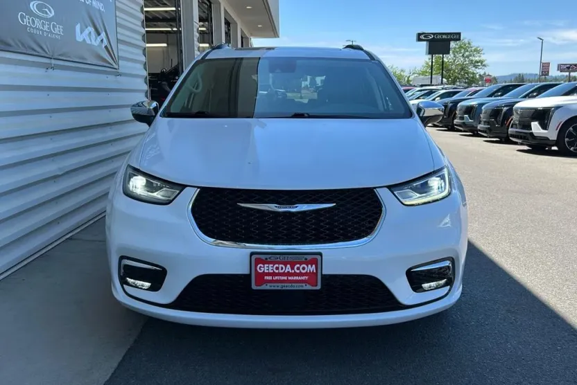 2023 Chrysler Pacifica Limited photo 1