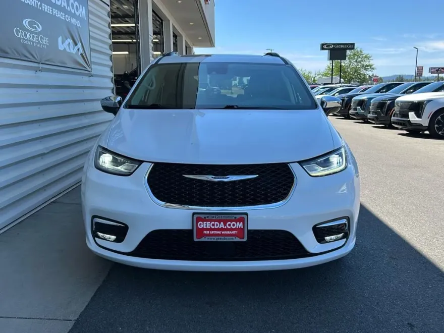 2023 Chrysler Pacifica Limited photo 1