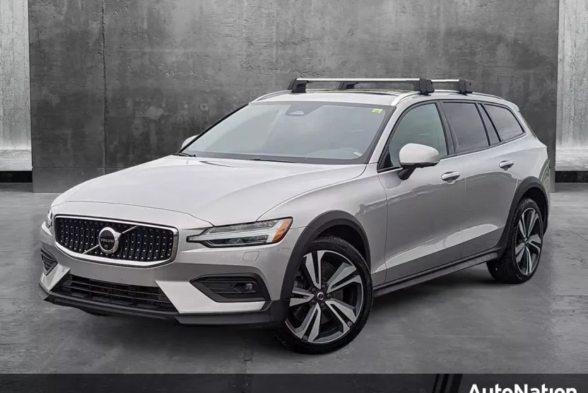 2023 Volvo V60 Cross Country B5 AWD Plus photo 1