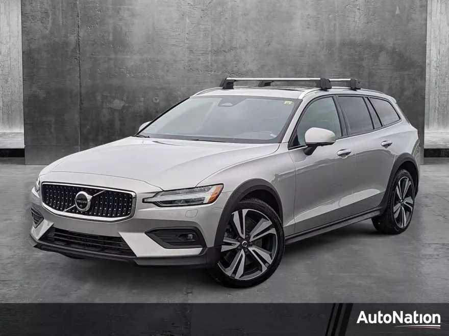 2023 Volvo V60 Cross Country B5 AWD Plus photo 1