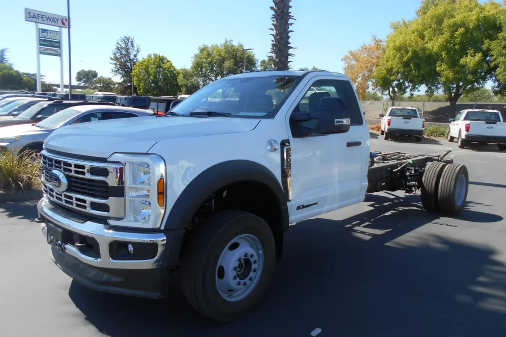 2024 Ford F-600 photo 1