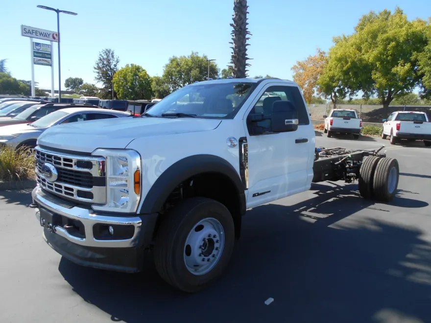 2024 Ford F-600 photo 1