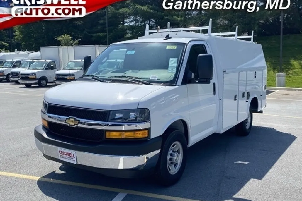 2025 Chevrolet Express 3500 Work Van Cutaway photo 1