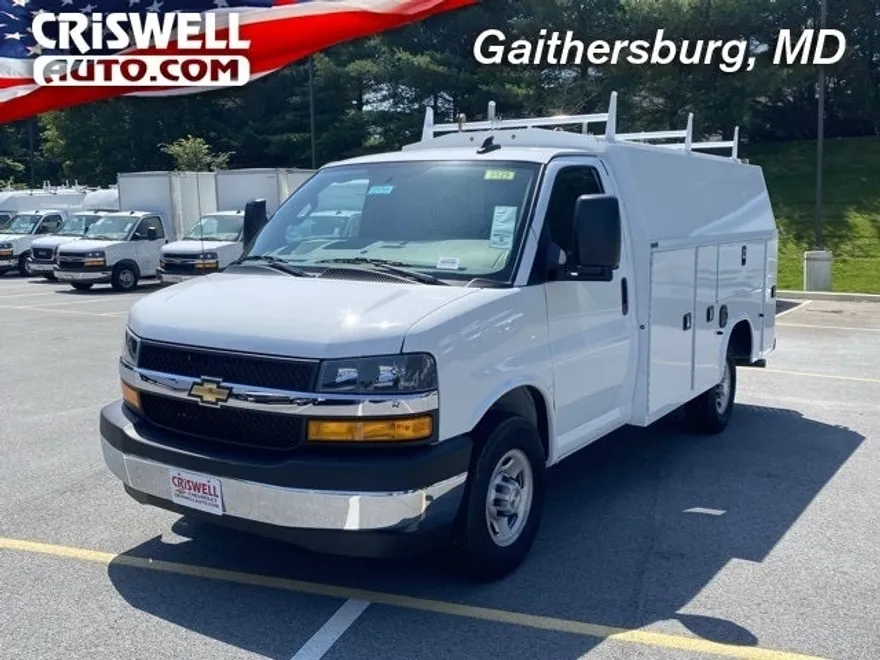 2025 Chevrolet Express 3500 Work Van Cutaway photo 1