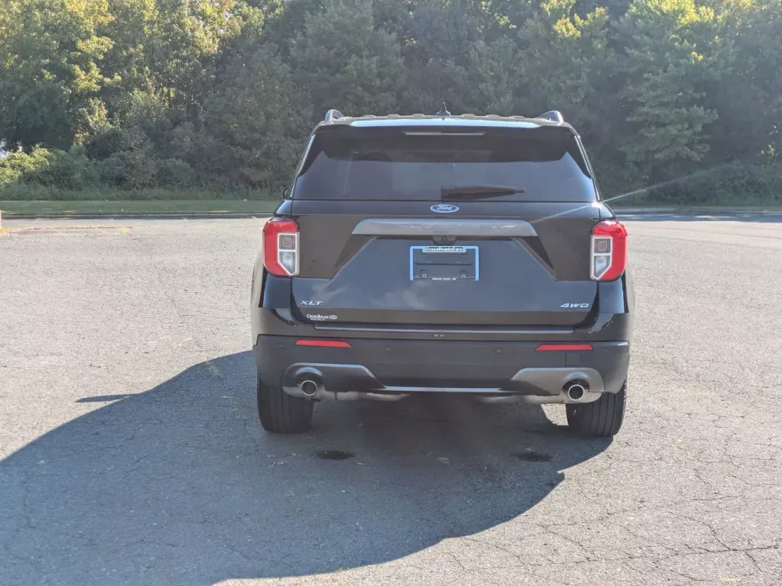 2023 Ford Explorer XLT photo 1