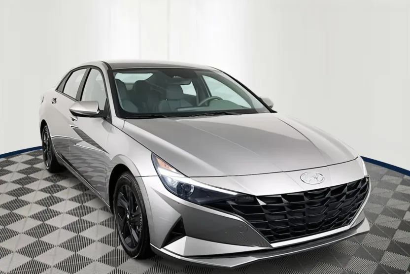 2023 Hyundai Elantra SEL photo 1