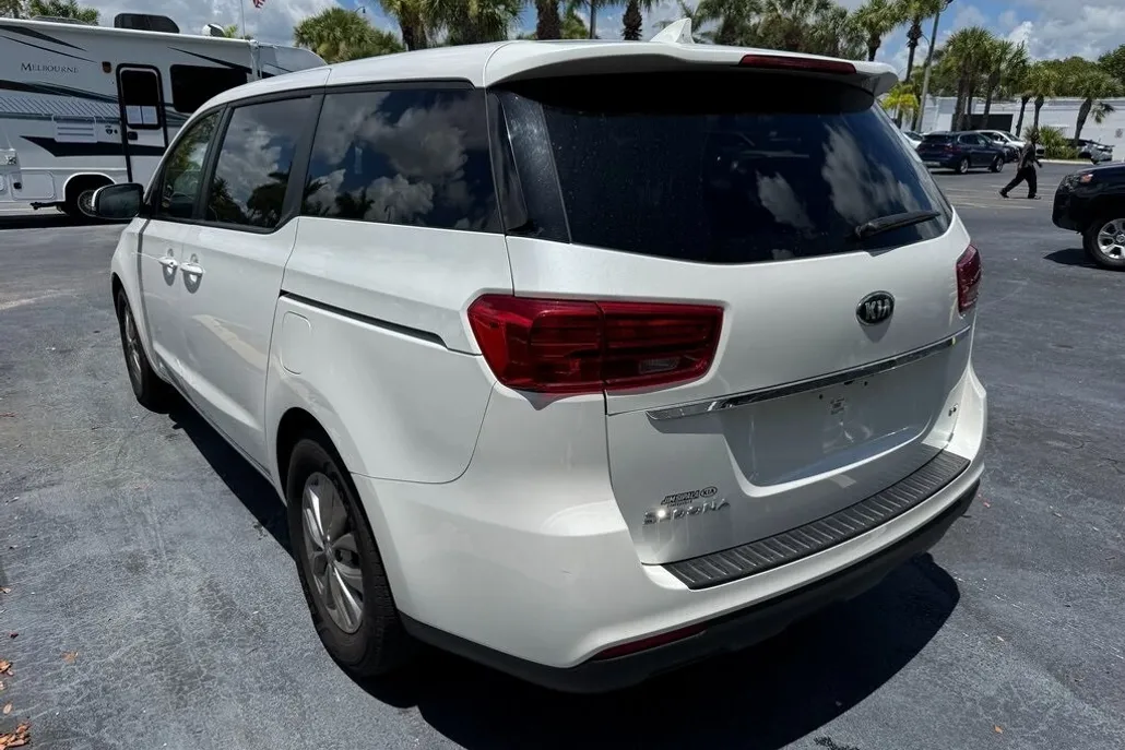 2020 Kia Sedona LX photo 1