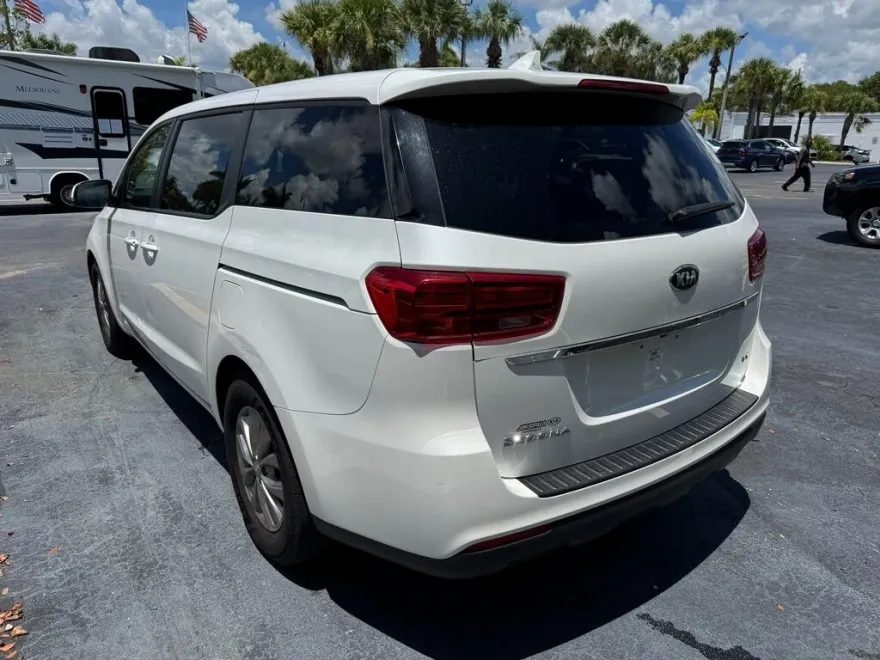 2020 Kia Sedona LX photo 1