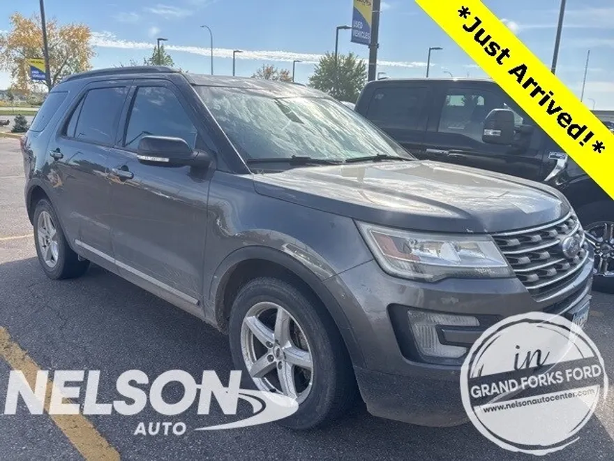 2016 Ford Explorer XLT photo 1