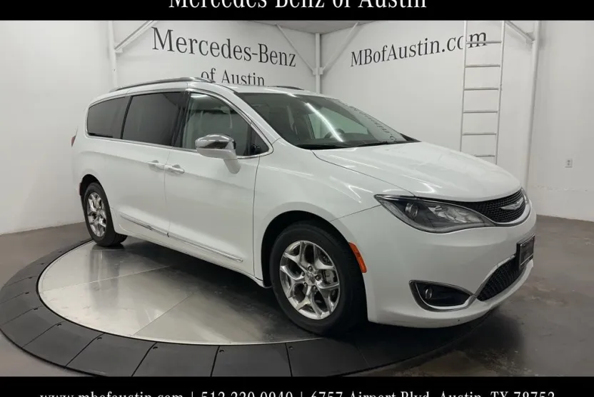 2019 Chrysler Pacifica Limited photo 1