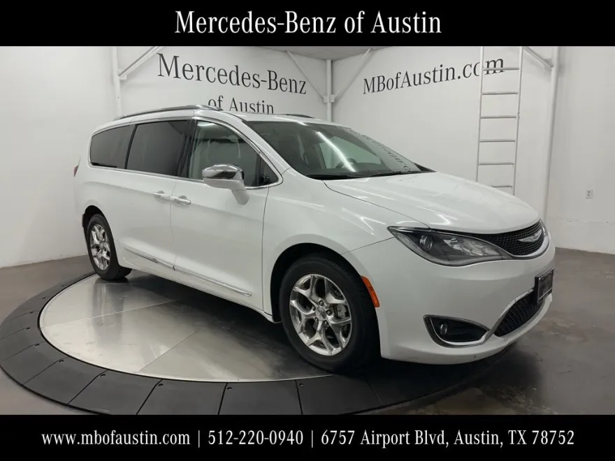 2019 Chrysler Pacifica Limited photo 1