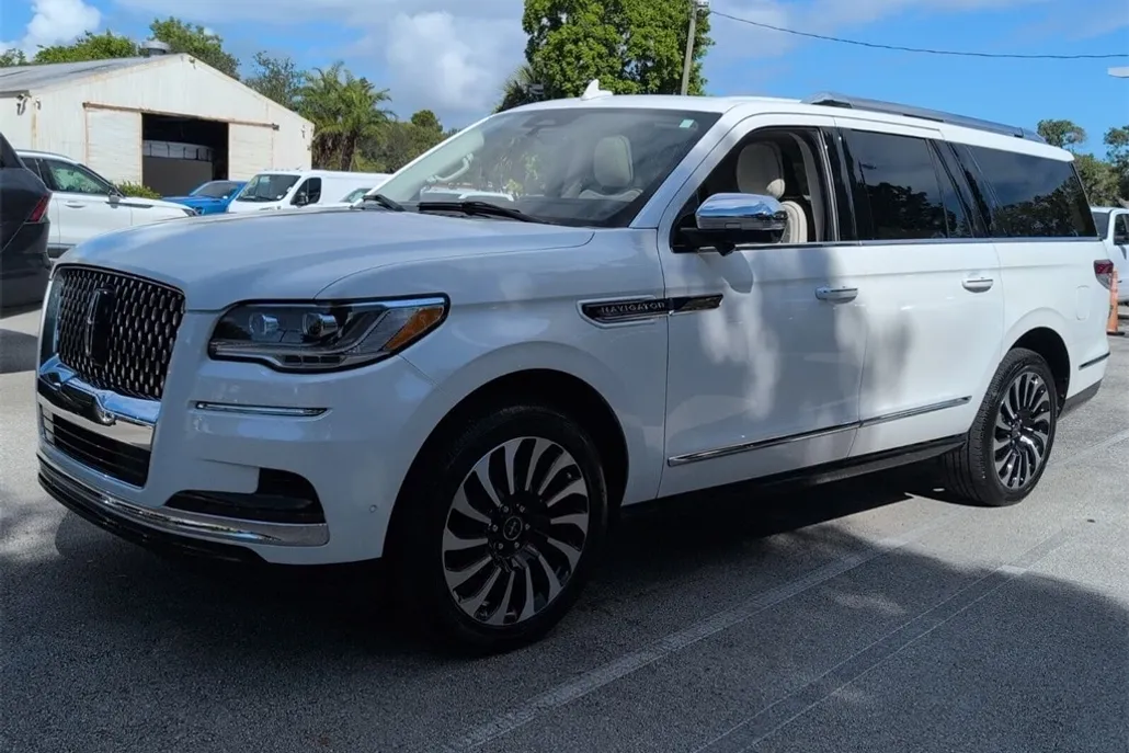 2022 Lincoln Navigator Black Label photo 1