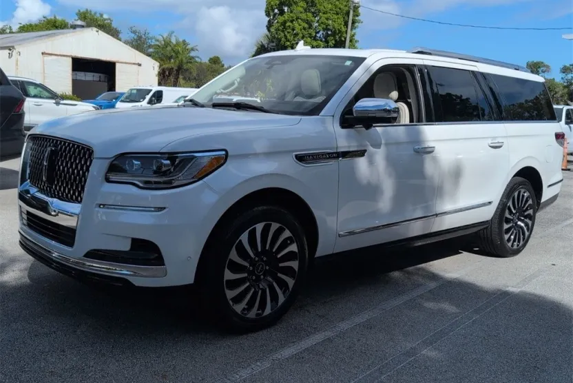 2022 Lincoln Navigator Black Label photo 1