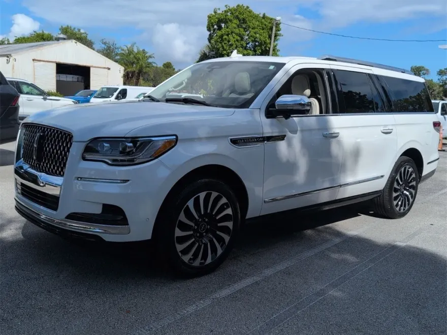 2022 Lincoln Navigator Black Label photo 1