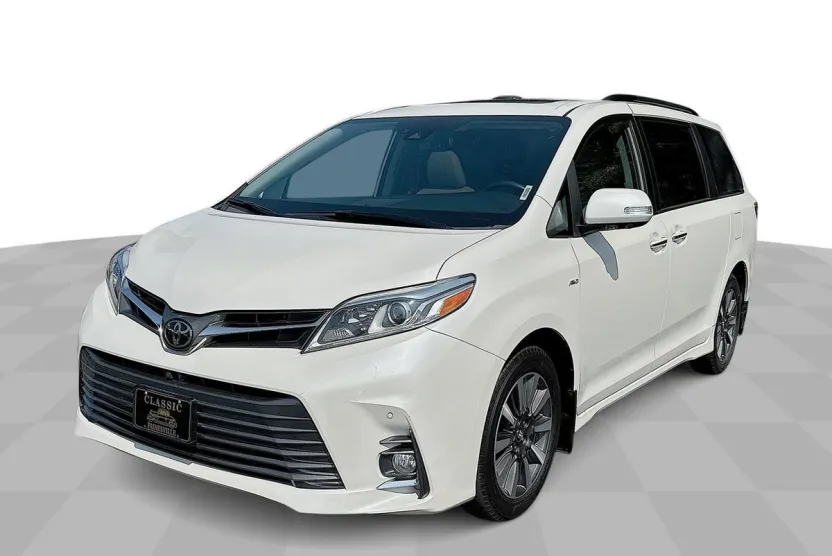 2019 Toyota Sienna XLE photo 1