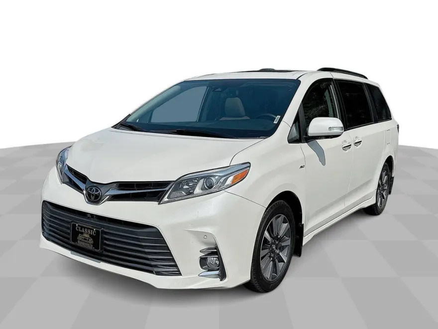 2019 Toyota Sienna XLE photo 1