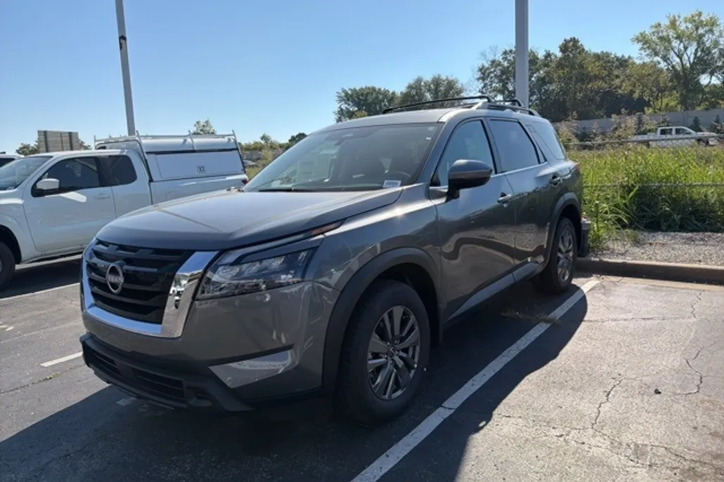2025 Nissan Pathfinder SV photo 1