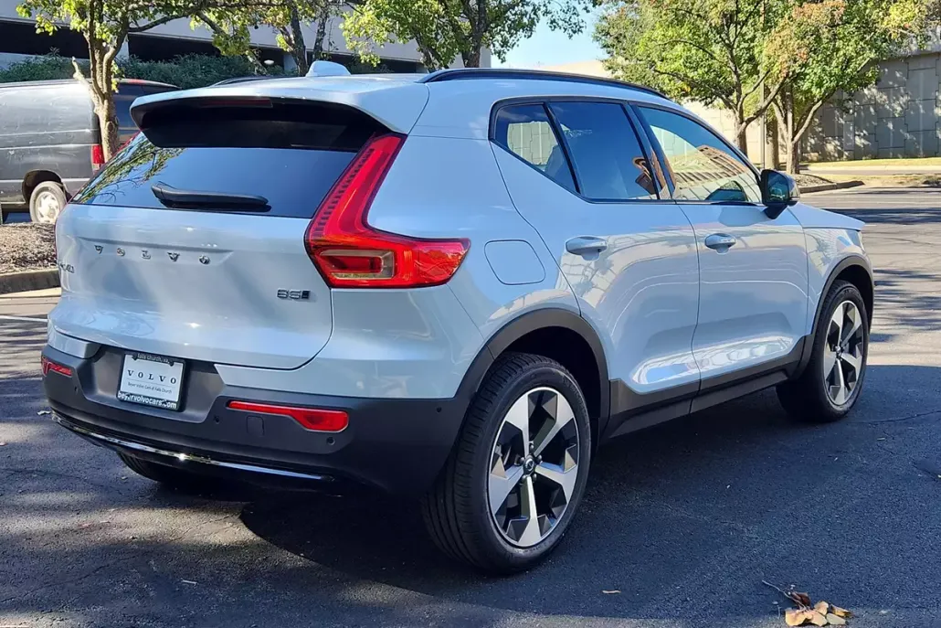 2026 Volvo XC40 Plus photo 1