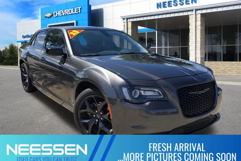 2023 Chrysler 300 Touring photo 1