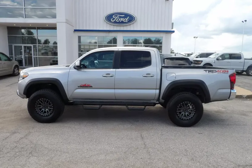 2019 Toyota Tacoma SR5 photo 1