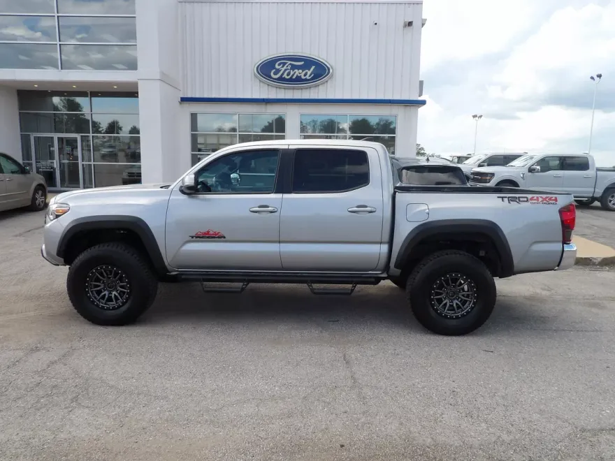 2019 Toyota Tacoma SR5 photo 1