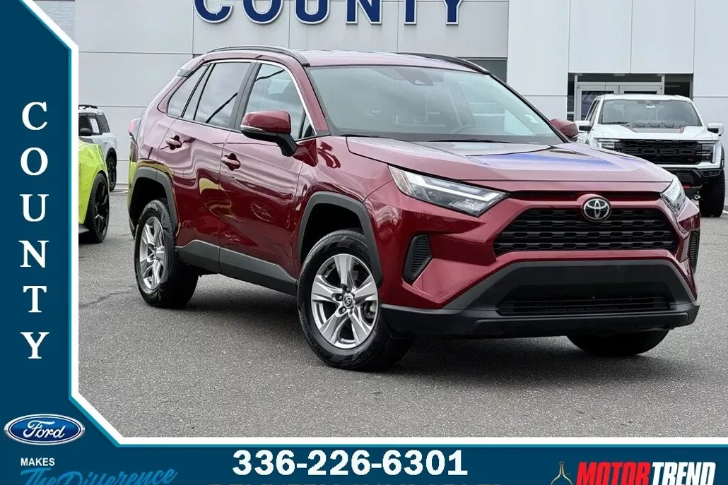 2023 Toyota RAV4 XLE photo 1