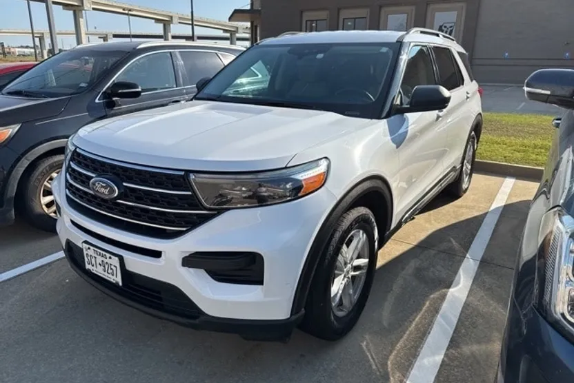 2021 Ford Explorer XLT photo 1