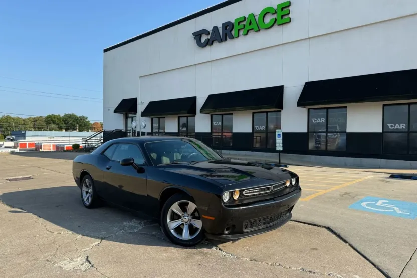 2016 Dodge Challenger SXT photo 1