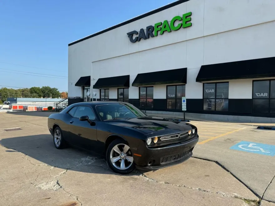 2016 Dodge Challenger SXT photo 1