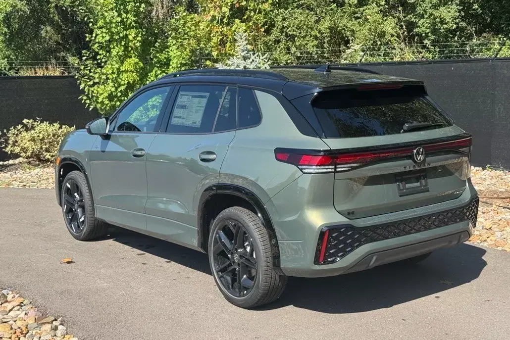 2025 Volkswagen Tiguan SE R-Line Black photo 1
