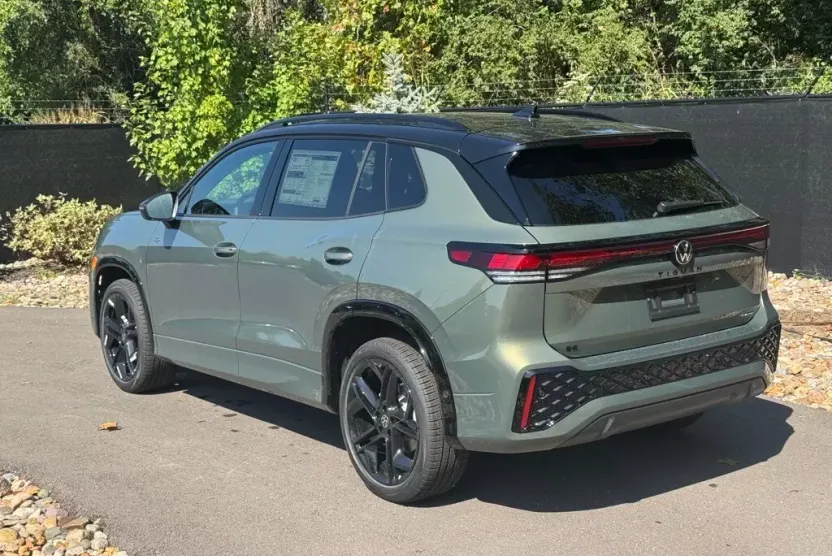 2025 Volkswagen Tiguan SE R-Line Black photo 1