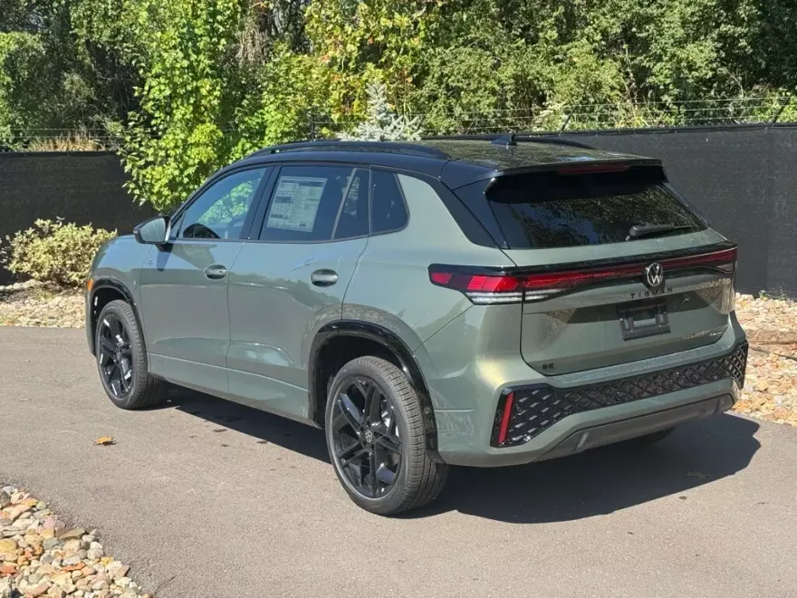 2025 Volkswagen Tiguan SE R-Line Black photo 1