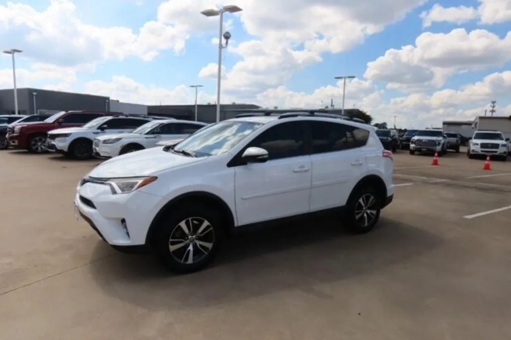 2016 Toyota RAV4 XLE photo 1